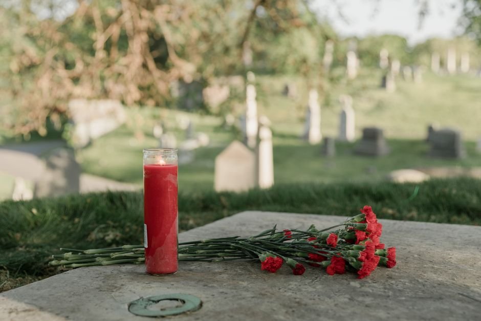 Velas encendidas en recuerdo de los difuntos el 2 de noviembre