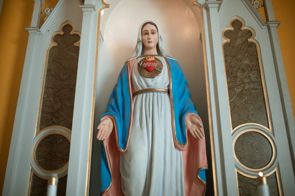 Imagen de la Virgen Maru00eda en una iglesia, ilustrando las apariciones del Tepeyac