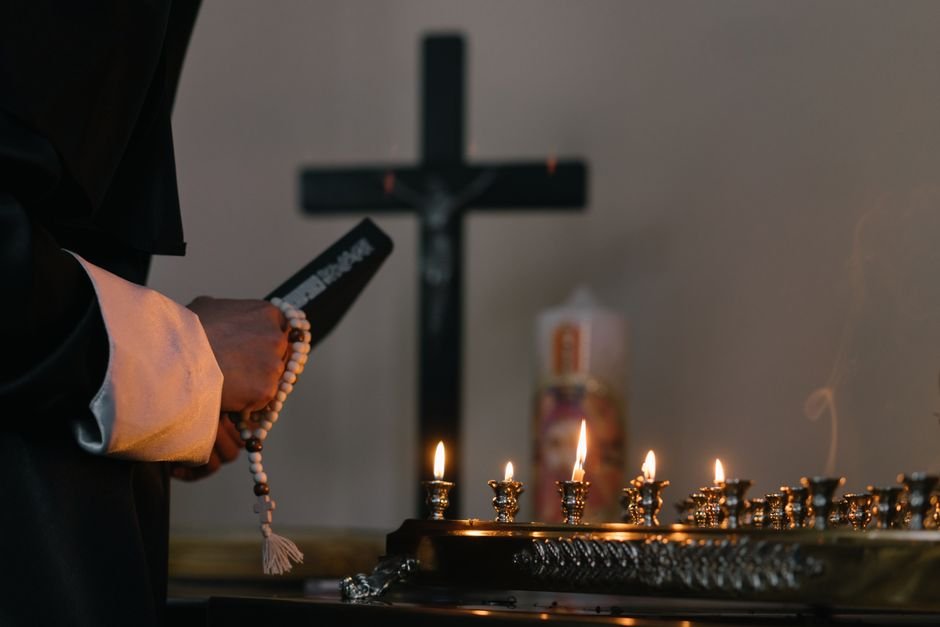 Velas y rosario ante un altar, para el rosario de ánimas de Todos Santos